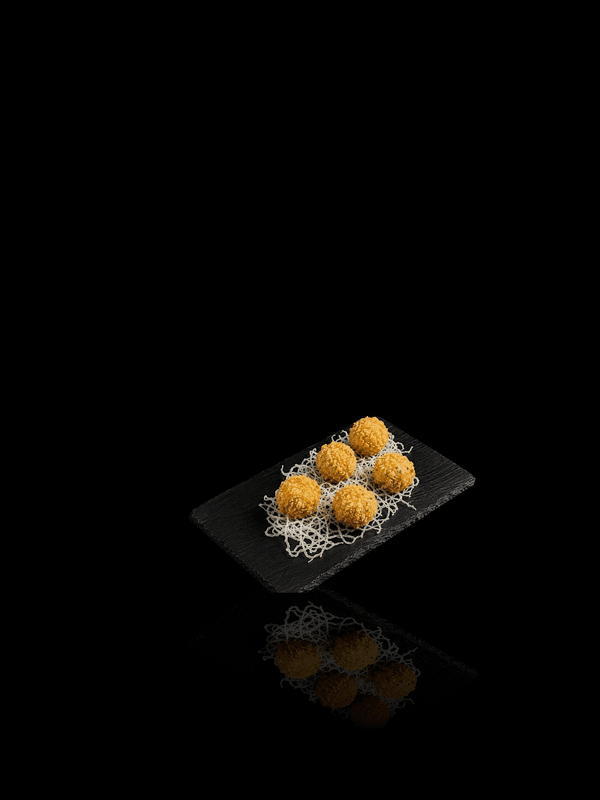 Crispy: salmón, verdeo, nueces, envuelto en tamago, rebozados en panko y cereal