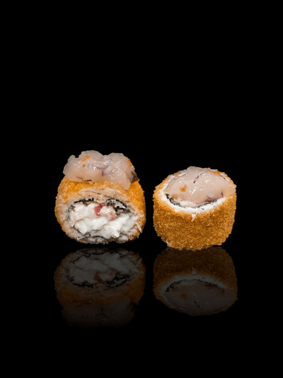 Ceviche roll: relleno de ceviche envuelto en láminas de salmón rebozado en panko