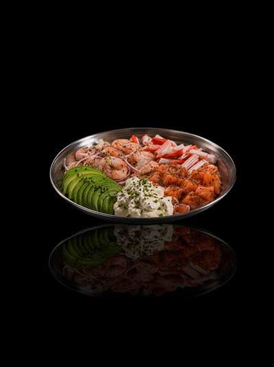 Ceviche: ceviche de langostino, kanikama y salmón con queso, palta y leche de tigre