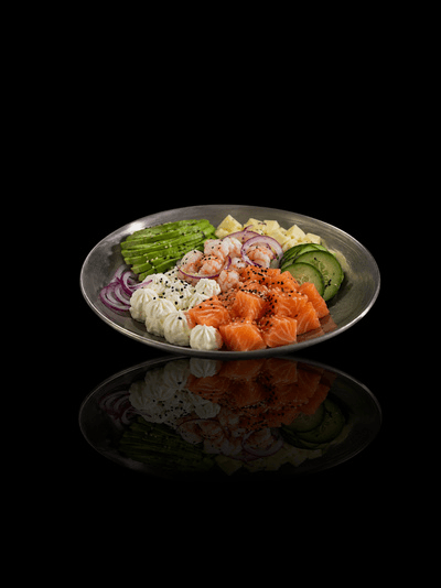 Sake: palmitos, palta, pepinos, salmón ahumado, cebolla morada, langostinos y queso boom
