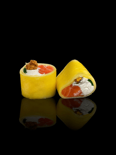 Afro Feel: salmón, queso, verdeo y nueces, envuelto en tamago